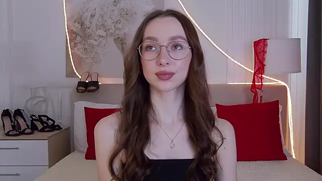 Snapshot of Emily_Simon chatting on 6, 5, 2026 Emily Simon online show from 6, 5, 2026
