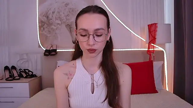 Snapshot of Emily_Simon chatting on 18, 5, 2026 Emily Simon online show from 18, 5, 2026