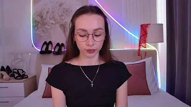 Snapshot of Emily_Simon chatting on 4, 7, 2026 Emily Simon online show from 4, 7, 2026