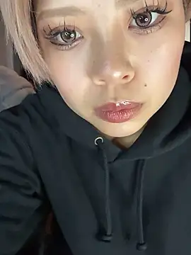 BADBITCHISAKI online show from 19, 4, 2026