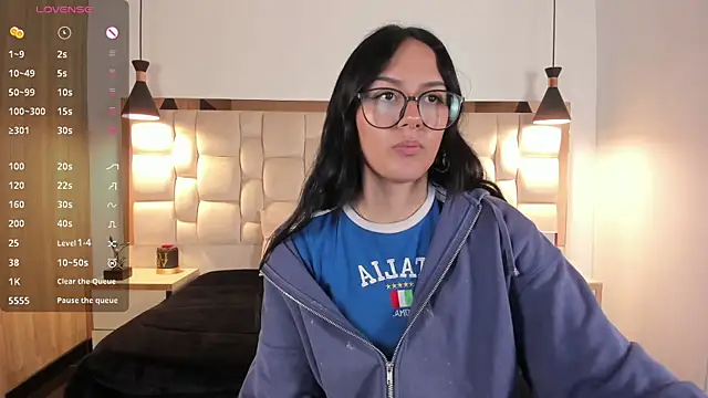 NiccolleHall online show from 16, 2, 2026