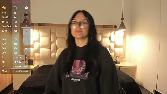 NiccolleHall online show from 4, 2, 2026