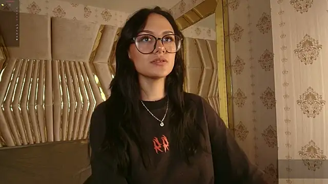 NiccolleHall online show from 5, 3, 2026