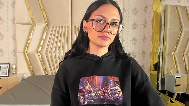 NiccolleHall online show from 13, 2, 2026