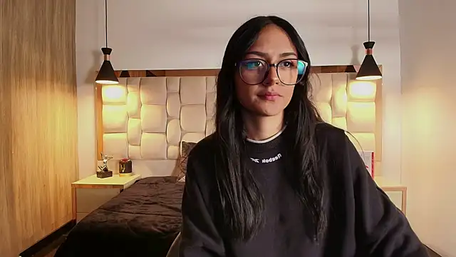 NiccolleHall online show from 25, 2, 2026