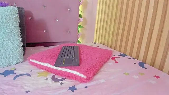 lovely  kiss   online show from 22, 4, 2026