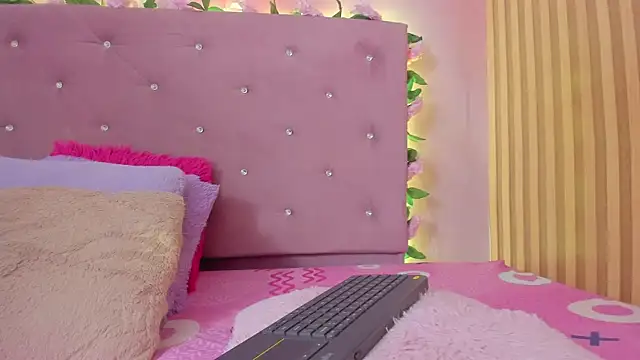 lovely  kiss   online show from 8, 6, 2026