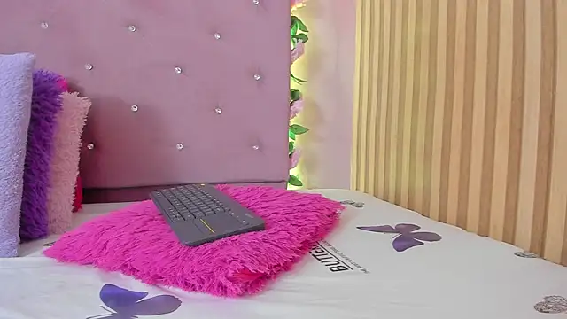 lovely  kiss   online show from 28, 4, 2026