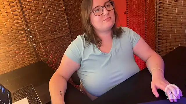 Snapshot of lucycomestrue chatting on 6, 6, 2026 lucycomestrue online show from 6, 6, 2026