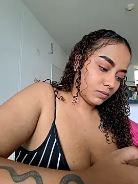 Snapshot of curly_girl_31 chatting on 26, 5, 2026 curly girl 31 online show from 26, 5, 2026