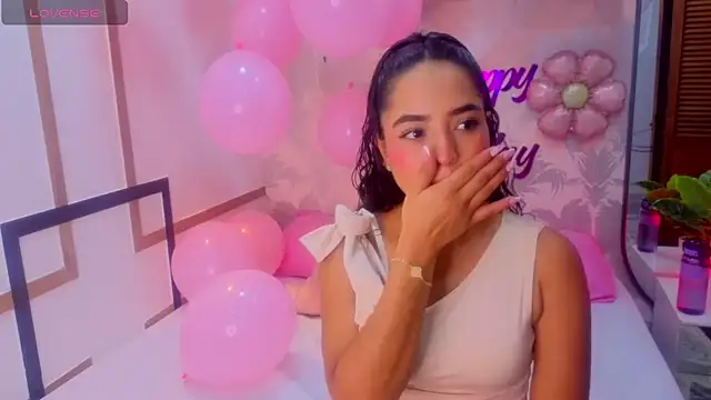Snapshot of Emma_Thompssonn chatting on 8, 6, 2026 Emma Thompssonn online show from 8, 6, 2026