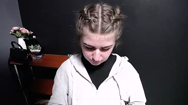 Sunny siren online show from 24, 4, 2026