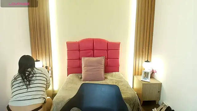 IvonneRoss  online show from 14, 4, 2026