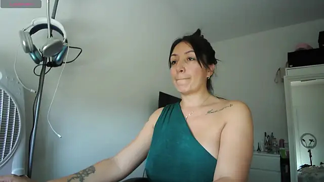 Snapshot of Yulian_Milf chatting on 19, 6, 2026 Yulian Milf online show from 19, 6, 2026
