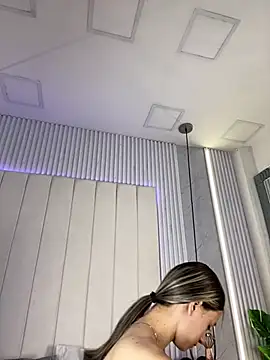 JuliaColemann online show from 12, 4, 2026