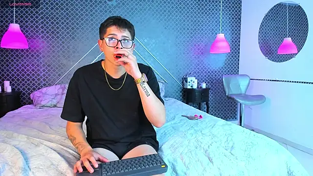 Evie demn online show from 20, 2, 2026