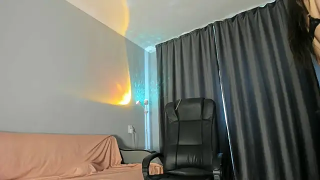 emy lovee online show from 13, 4, 2026