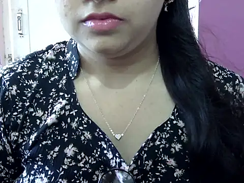 Cute Aliyaa online show from 2, 4, 2026