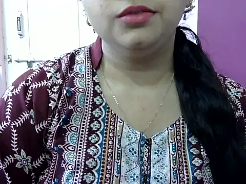 Cute Aliyaa online show from 2, 5, 2026