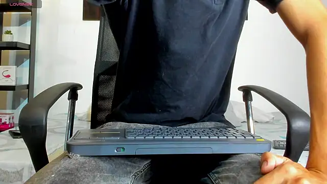 Snapshot of milo_cruz_ chatting on 12, 4, 2026 milo cruz online show from 12, 4, 2026