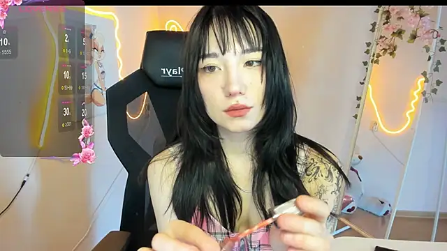 AliceeinWonderlanddd online show from 10, 4, 2026