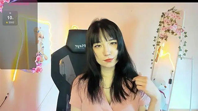 AliceeinWonderlanddd online show from 11, 4, 2026