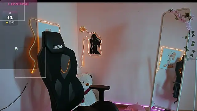 AliceeinWonderlanddd online show from 24, 4, 2026