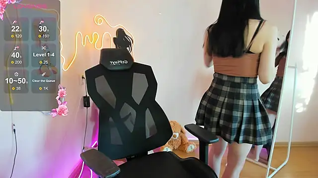 AliceeinWonderlanddd online show from 4, 3, 2026