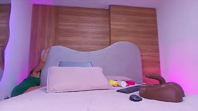 shaina adams online show from 17, 3, 2026