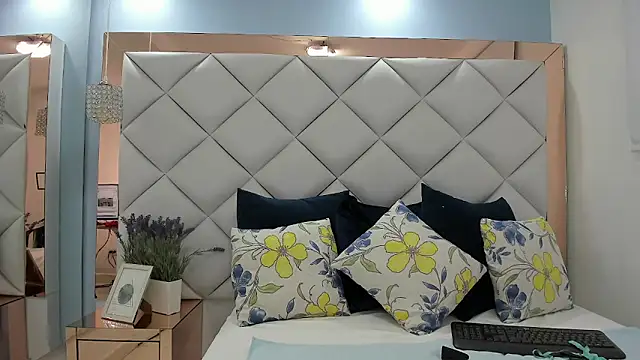 crystalstonee online show from 21, 4, 2026