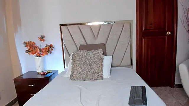 AylaStone online show from 15, 2, 2026