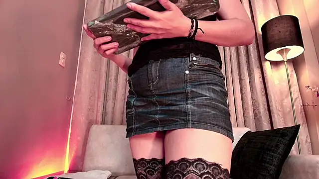 AnnaBroooks online show from 9, 4, 2026