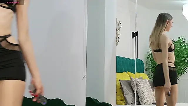 IrisLayne online show from 5, 4, 2026