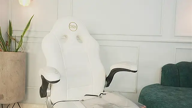 Lia Velez  online show from 28, 2, 2026