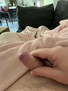 petitsexe52 online show from 9, 3, 2026