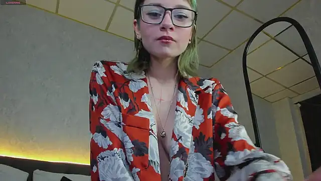 Scarle Whisper online show from 27, 2, 2026