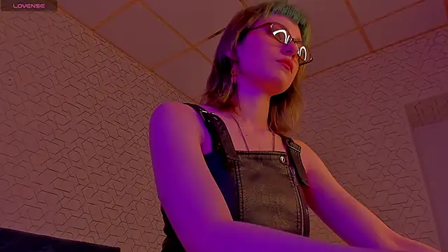 Scarle Whisper online show from 13, 4, 2026