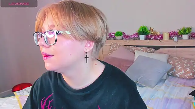 Lauraaa Smith online show from 4, 3, 2026