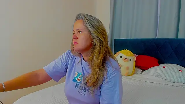 Snapshot of LilyBel chatting on 4, 6, 2026 LilyBel online show from 4, 6, 2026