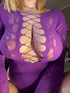 Snapshot of Best-B00bs chatting on 19, 12, 2025 Best-B00bs online show from 19, 12, 2025