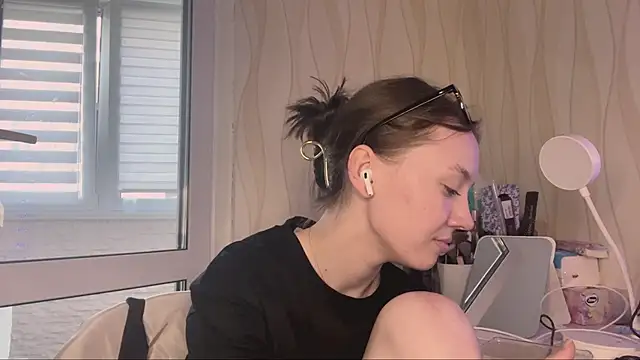 KimberleyBarfield online show from 14, 4, 2026