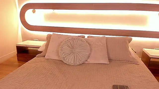 Sienna brunette online show from 9, 2, 2026