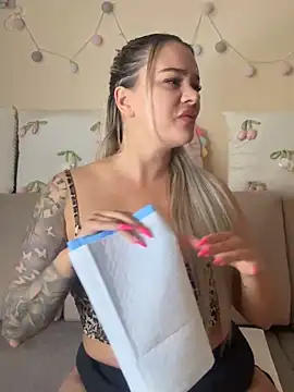 sexybatwomen33 online show from 22, 4, 2026