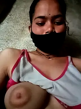Snapshot of Sunali_Bendre chatting on 13, 5, 2026 Sunali Bendre online show from 13, 5, 2026