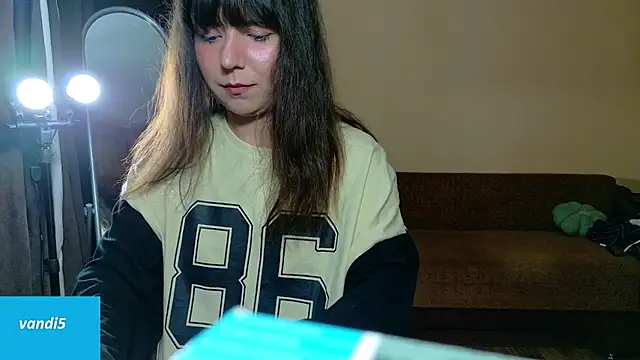 Snapshot of VandiFive chatting on 5, 4, 2026 VandiFive online show from 5, 4, 2026
