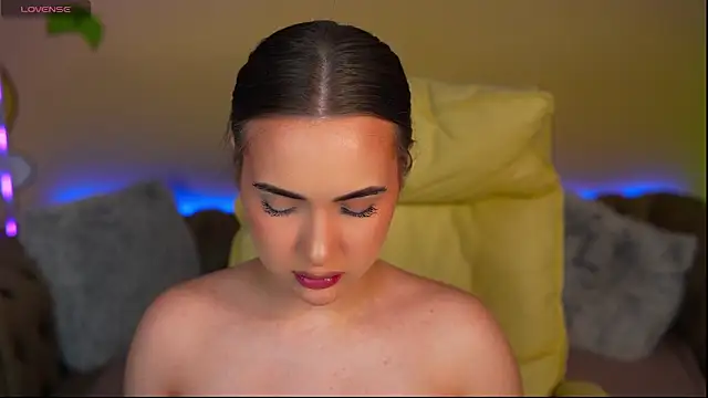 Snapshot of OliviaMoore_ chatting on 17, 6, 2026 OliviaMoore online show from 17, 6, 2026