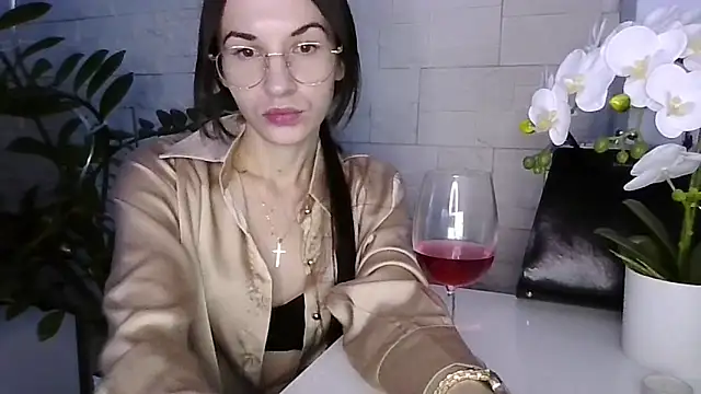 JuliaLovely online show from 8, 2, 2026