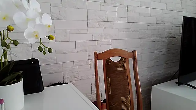 JuliaLovely online show from 9, 6, 2026