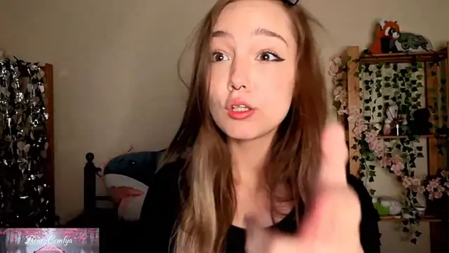Snapshot of HoneyComfy chatting on 11, 5, 2026 HoneyComfy online show from 11, 5, 2026