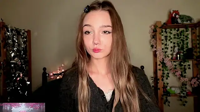 Snapshot of HoneyComfy chatting on 18, 5, 2026 HoneyComfy online show from 18, 5, 2026